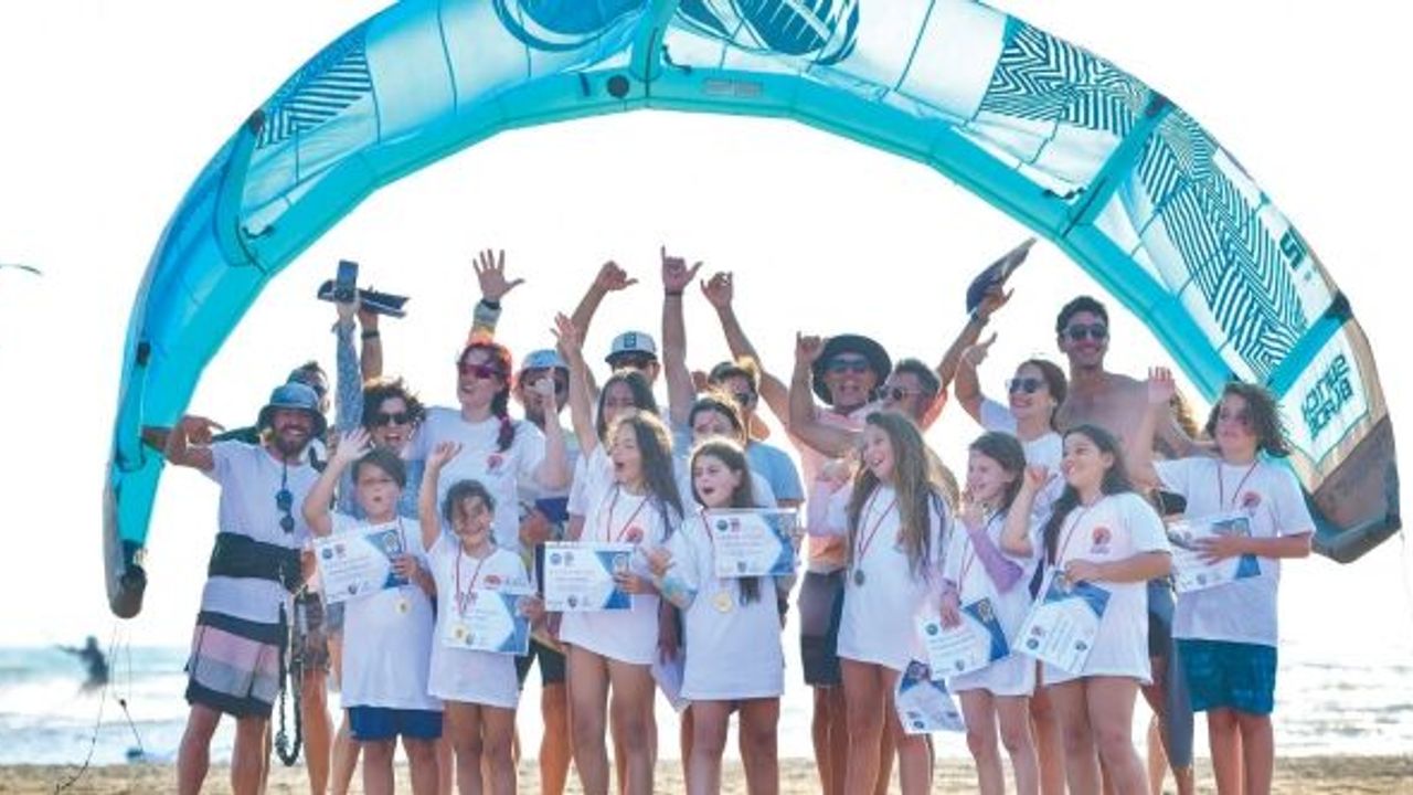 ÇAĞDAŞ KOLEJLİLER GENÇLİK VE SPOR KULÜBÜNE BAĞLI ÇAĞDAŞ KAYAK KULÜBÜ, ANADOLU’DA KAYAK MERKEZİ OLMAYAN ŞEHRİMİZDE  ESKİŞEHİRLİ ÇOCUKLARI  KAYAK SPORUYLA TANIŞTIRIYOR