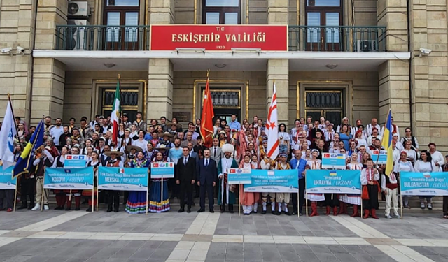 Eskişehir'de Atatürk Anıtı’na çelenk bırakıldı!