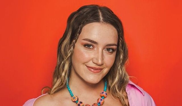 Hem Sesi Hem Güzelliğiyle Müzik Dünyasının  Yükselen İsmi SERENAD BAYRAKTAR